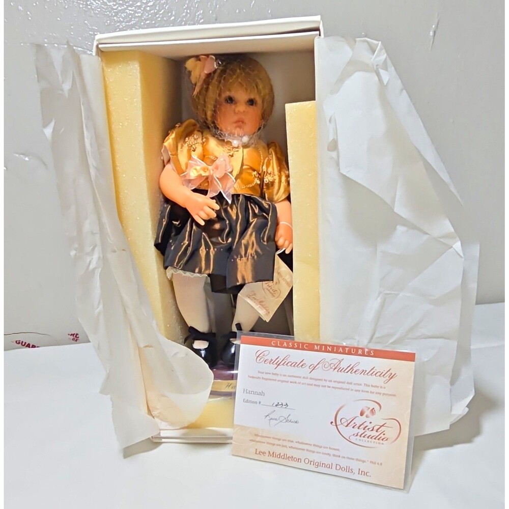 Lee Middleton Artist Studio Collection Hannah Doll Reva Schick w/ Stand COA #123